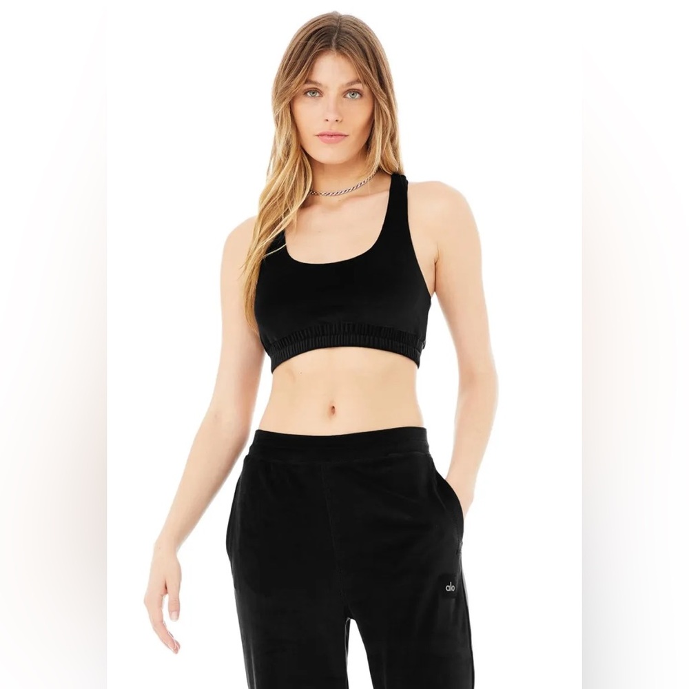 Alo Velour Glimmer Scoop Neck Bra in Black Size M